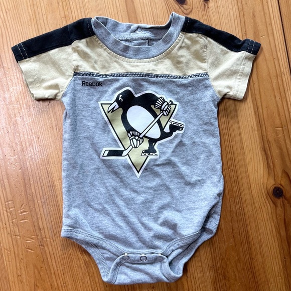 HOCKEY BUNDLE Pittsburgh Penguins bodysuit and pants and more - Picture 1 of 8